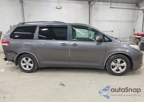 2013 Toyota Sienna Le V6 8 Passenger z USA, uszkodzony, nr VIN 5TDKK3DC7DS331363